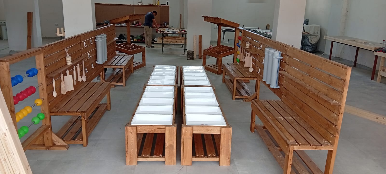 Modüler Ahşap üretim atölyesinde kum ve su masaları